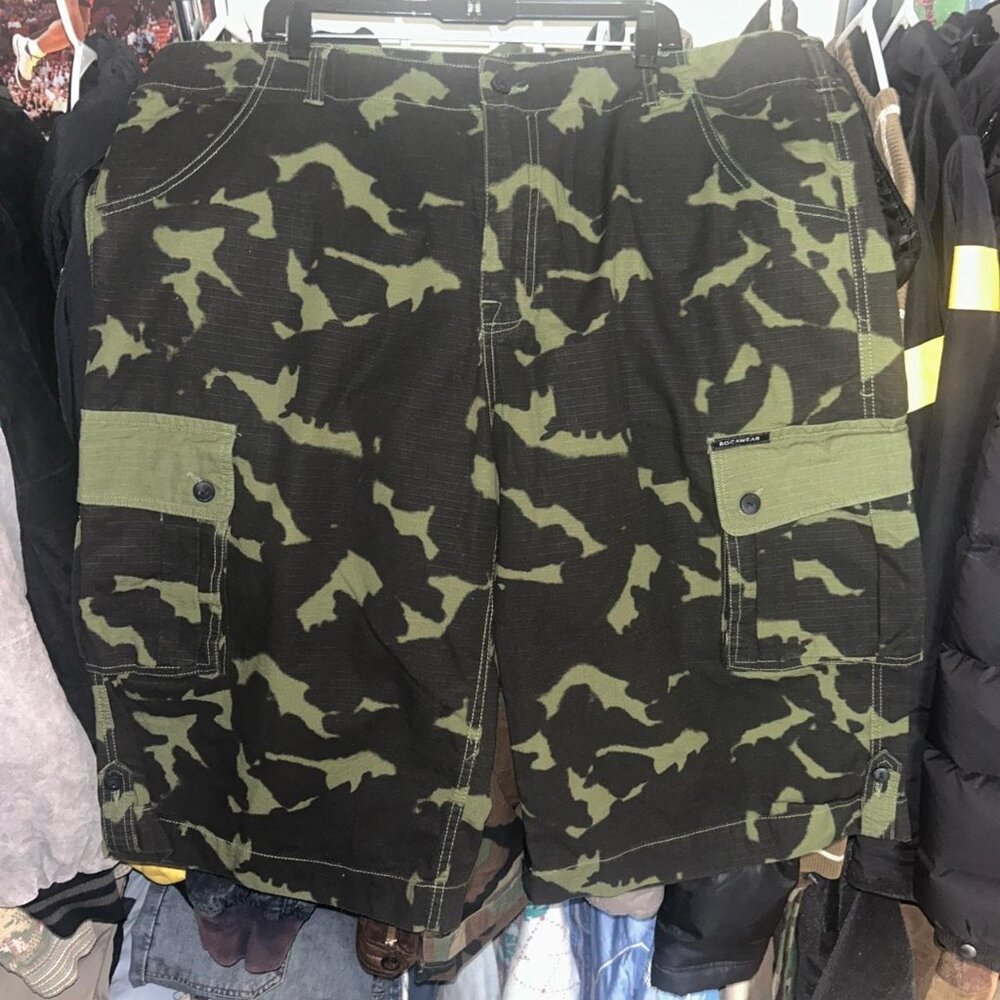 Y2k Rocawear Camo Cargo shorts Sz 46